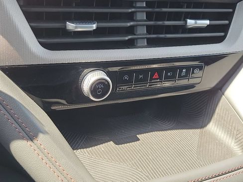 Used 2025 Ford Explorer Active RWD image 17