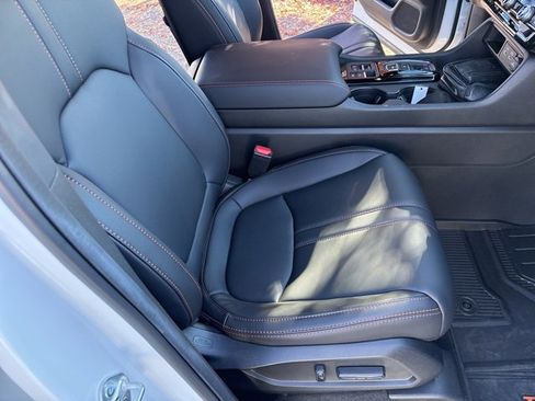 Used 2025 Honda Pilot TrailSport image 23