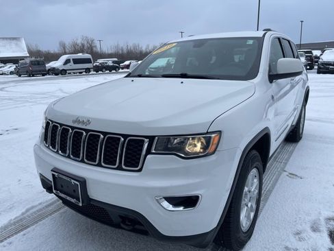 Used 2019 Jeep Grand Cherokee Laredo image 4