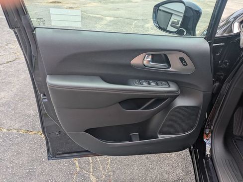 New 2027 Chrysler Pacifica Select FWD image 11