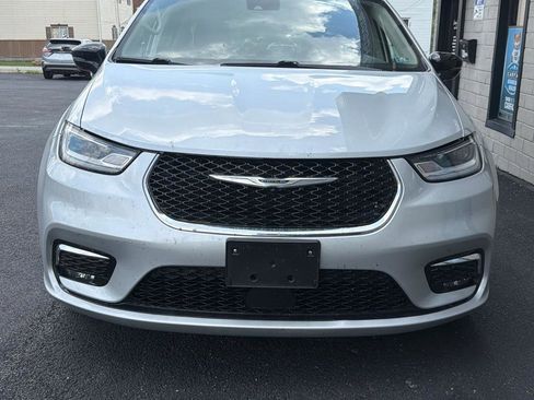 Used 2024 Chrysler Pacifica Touring-L FWD image 31