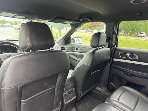 Used 2017 Ford Explorer XLT w/ Equipment Group 202A AWD/4WD image 19
