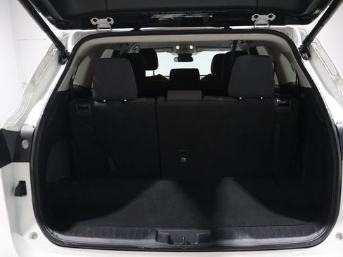 Used 2024 Toyota Highlander LE image 4