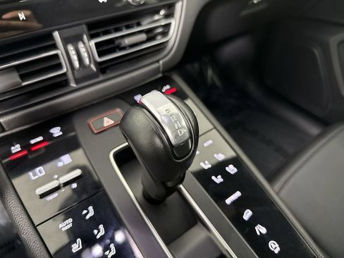 Certified 2024 Porsche Macan AWD/4WD image 33