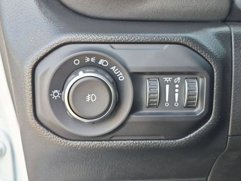 Used 2022 Jeep Wrangler Unlimited Sahara AWD/4WD image 16