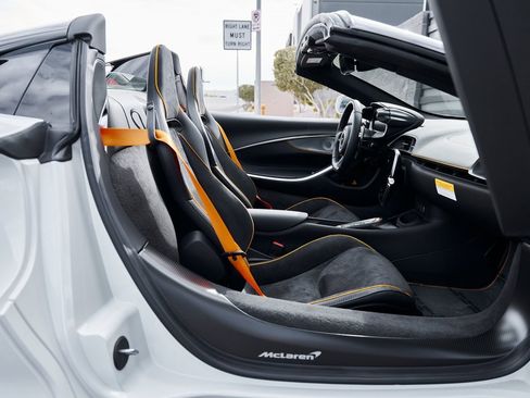 Used 2025 McLaren Artura image 30