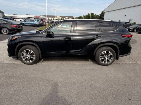 Used 2022 Toyota Highlander XLE AWD/4WD image 4