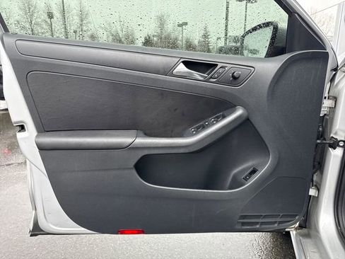 Used 2011 Volkswagen Jetta SE image 18