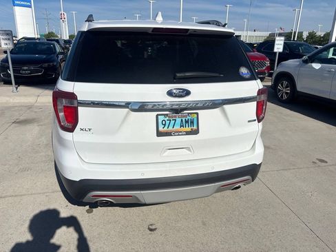 Used 2017 Ford Explorer XLT w/ Equipment Group 202A AWD/4WD image 6