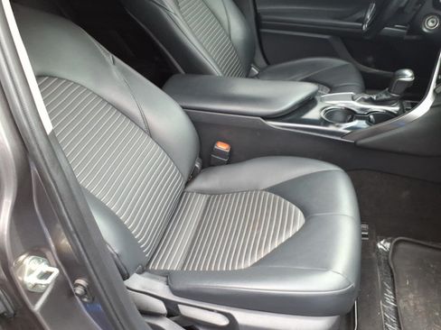 Used 2019 Toyota Camry SE FWD image 6