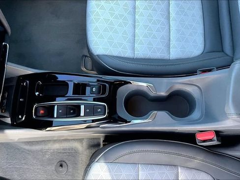 Used 2023 Chevrolet Bolt EUV Premier FWD image 17