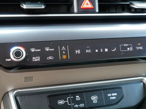 Used 2025 Kia Carnival FWD image 23