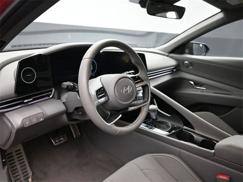 Used 2025 Hyundai Elantra SEL image 12