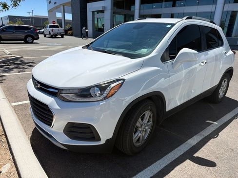 Used 2020 Chevrolet Trax LT w/ Driver Confidence Package FWD image 2
