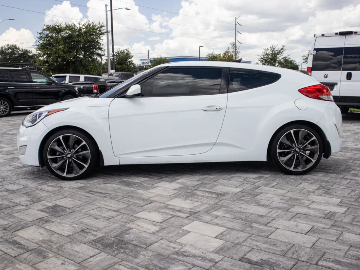 Used 2013 Hyundai Veloster w/ Style Pkg FWD image 4