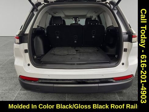 Used 2023 Jeep Grand Cherokee Limited w/ Black Appearance Package image 13