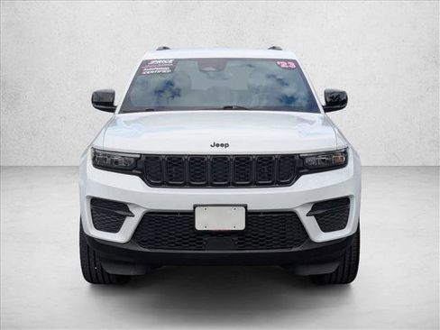 Used 2023 Jeep Grand Cherokee Altitude image 2