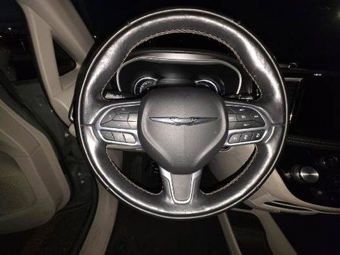 Used 2022 Chrysler Pacifica Touring-L w/ Uconnect Theater Family Group FWD image 11