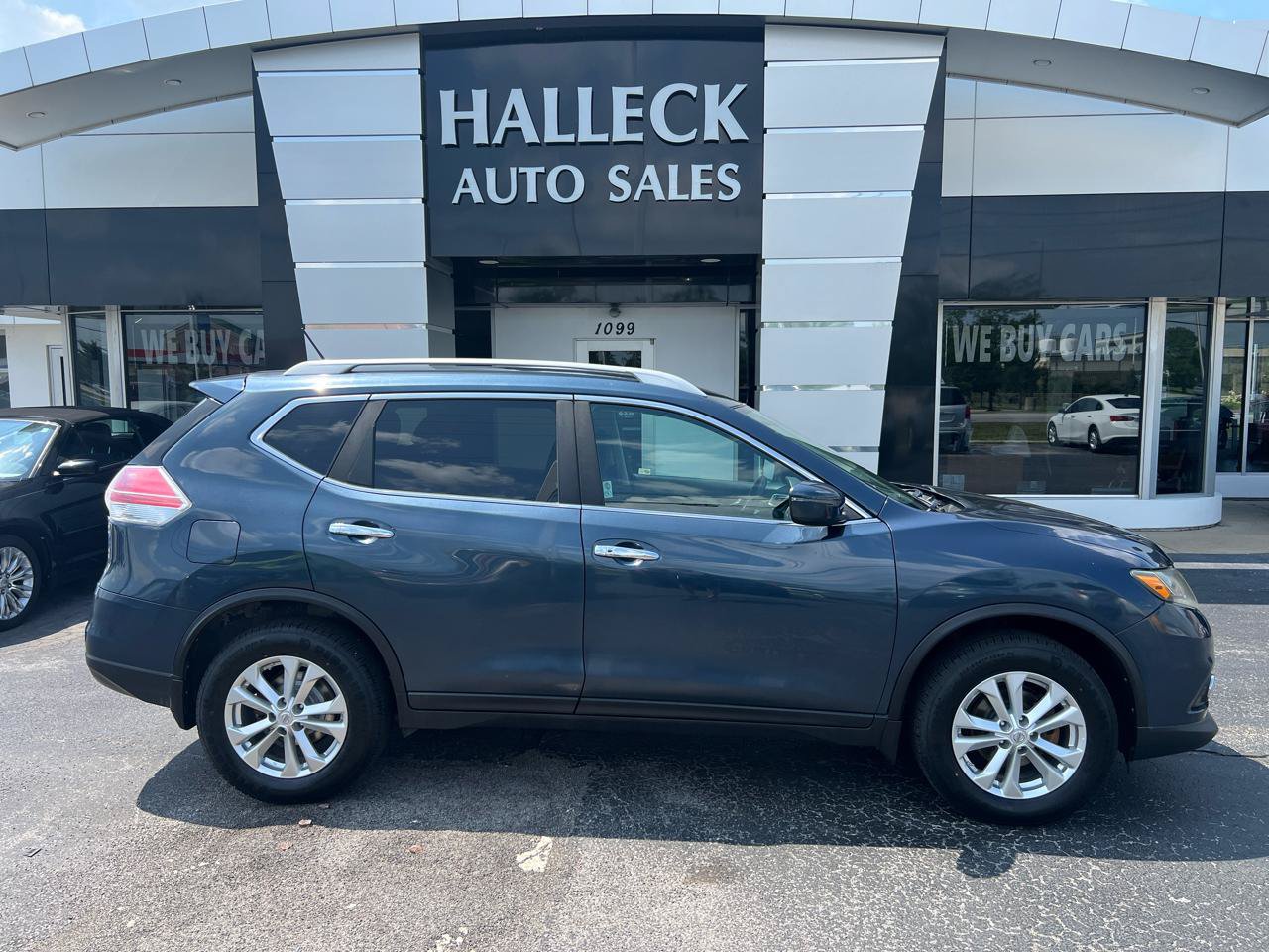 Used 2016 Nissan Rogue SV FWD image 1