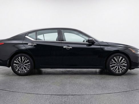 Used 2025 Nissan Altima 2.5 SV image 11