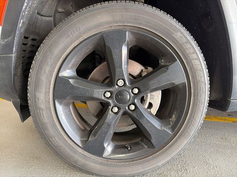 Used 2023 Jeep Grand Cherokee Altitude image 9