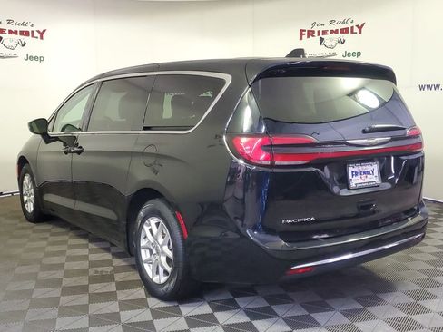 Used 2024 Chrysler Pacifica Touring-L image 4