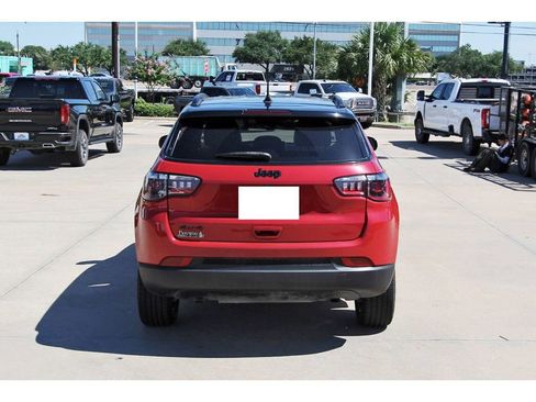 Used 2023 Jeep Compass Latitude AWD/4WD image 5