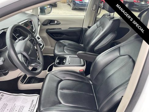 Used 2023 Chrysler Pacifica Touring-L FWD image 12