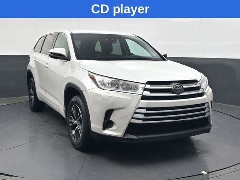 Used 2018 Toyota Highlander LE FWD image 2