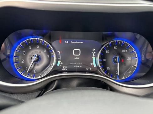 Used 2024 Chrysler Pacifica Touring-L image 13