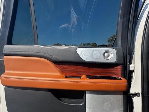 Used 2020 Lincoln Navigator L Reserve w/ Luxury Package image 11