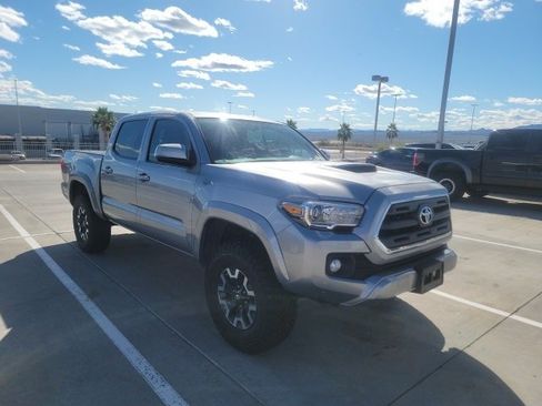 Used 2016 Toyota Tacoma TRD Off-Road image 2