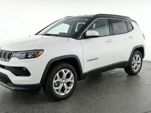 Used 2025 Jeep Compass Latitude AWD/4WD image 3