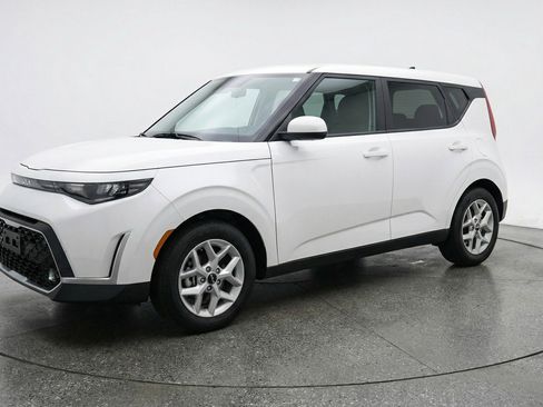 Used 2025 Kia Soul LX w/ LX Technology Package image 3