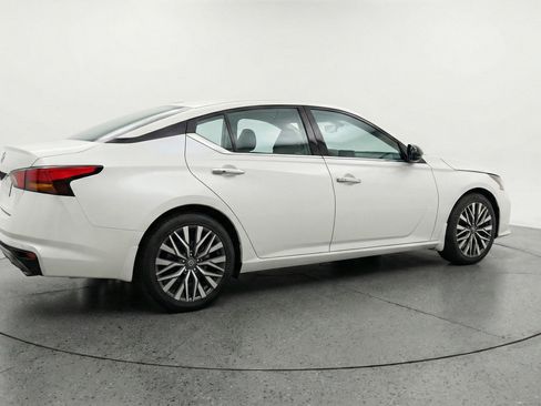 Used 2025 Nissan Altima 2.5 SV FWD image 9
