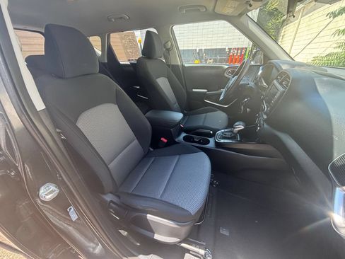 Used 2025 Kia Soul LX w/ LX Technology Package FWD image 33