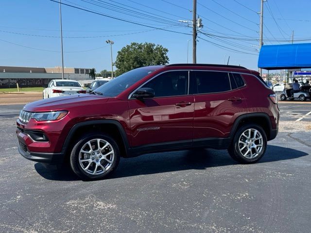 Used 2022 Jeep Compass Latitude AWD/4WD image 3