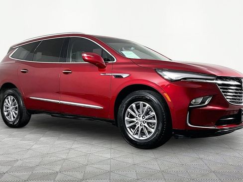 Used 2024 Buick Enclave Essence FWD image 3