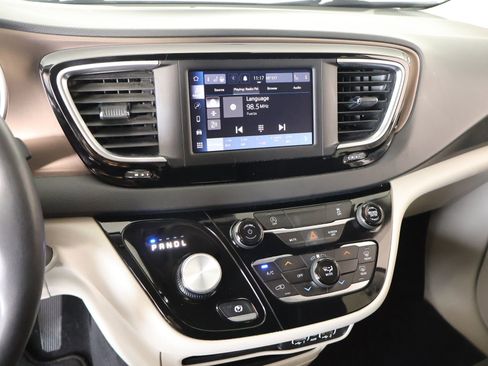 Used 2023 Chrysler Voyager LX image 5