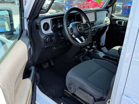 Used 2024 Jeep Wrangler Unlimited Sahara AWD/4WD image 9