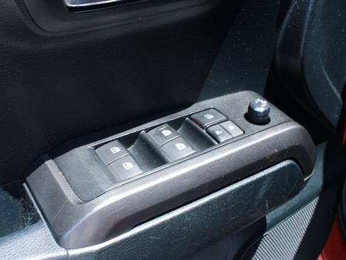 Used 2017 Toyota Tacoma TRD Off-Road AWD/4WD image 11
