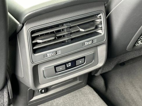 Used 2021 Audi Q8 Premium image 16