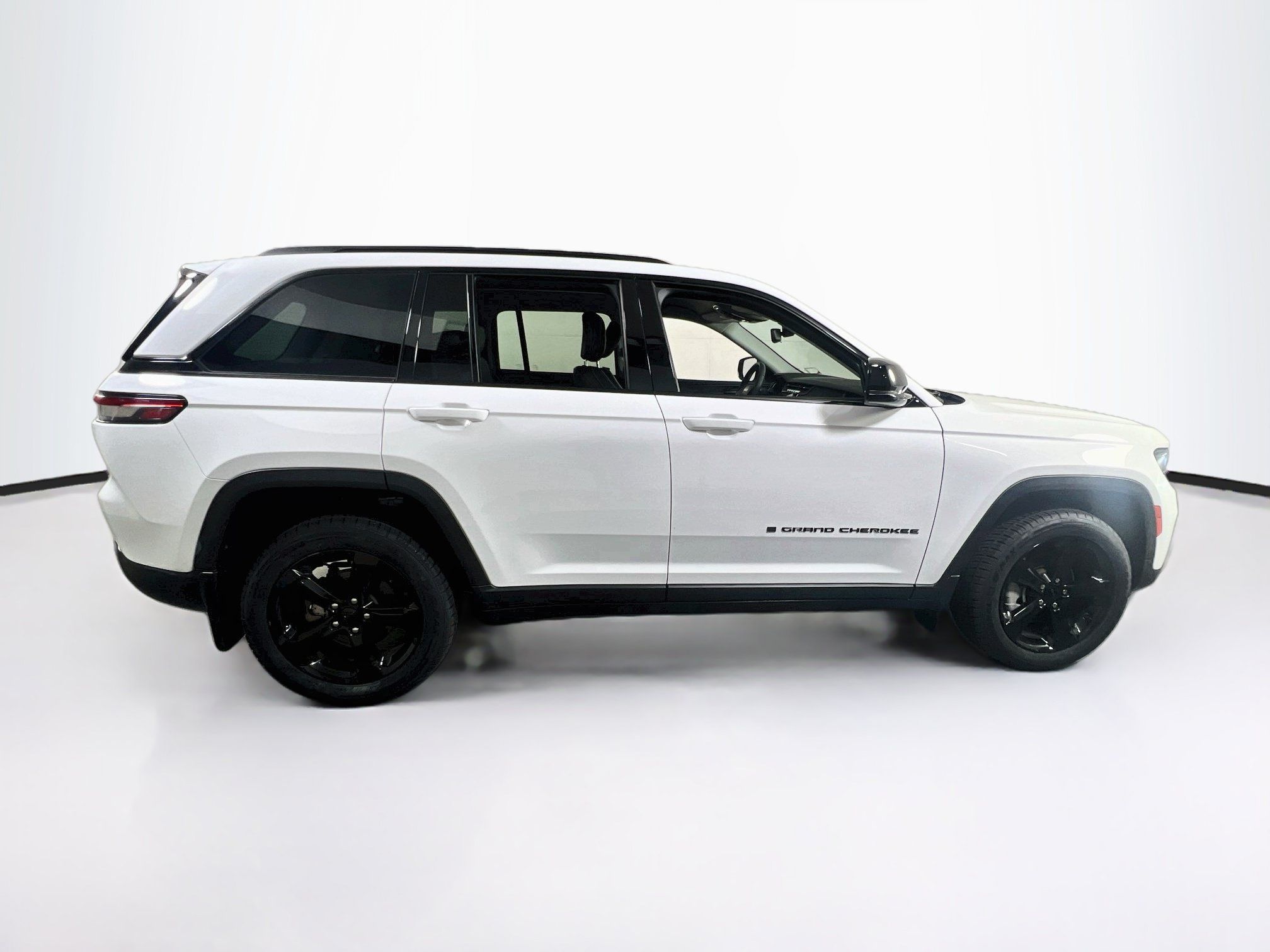 Used 2023 Jeep Grand Cherokee Limited w/ Black Appearance Package AWD/4WD image 4
