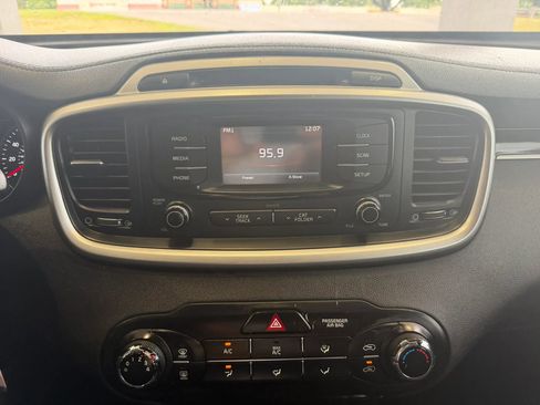Used 2017 Kia Sorento LX FWD image 16