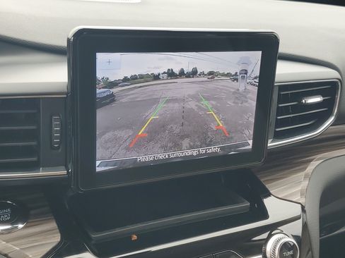 Used 2023 Ford Explorer Limited w/ Equipment Group 301A AWD/4WD image 17