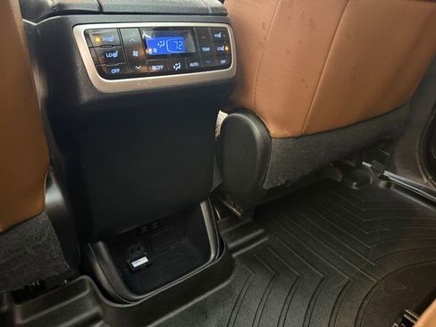 Used 2019 Toyota Highlander Limited Platinum image 18