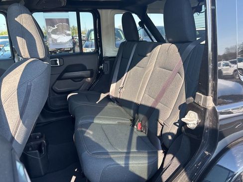 Used 2025 Jeep Wrangler Sahara image 9