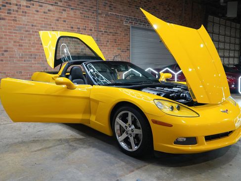 Used 2007 Chevrolet Corvette Coupe w/ Preferred Equipment Group RWD image 24