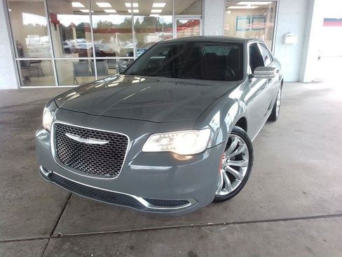 Used 2019 Chrysler 300 Touring w/ Chrome Appearance Package RWD image 1