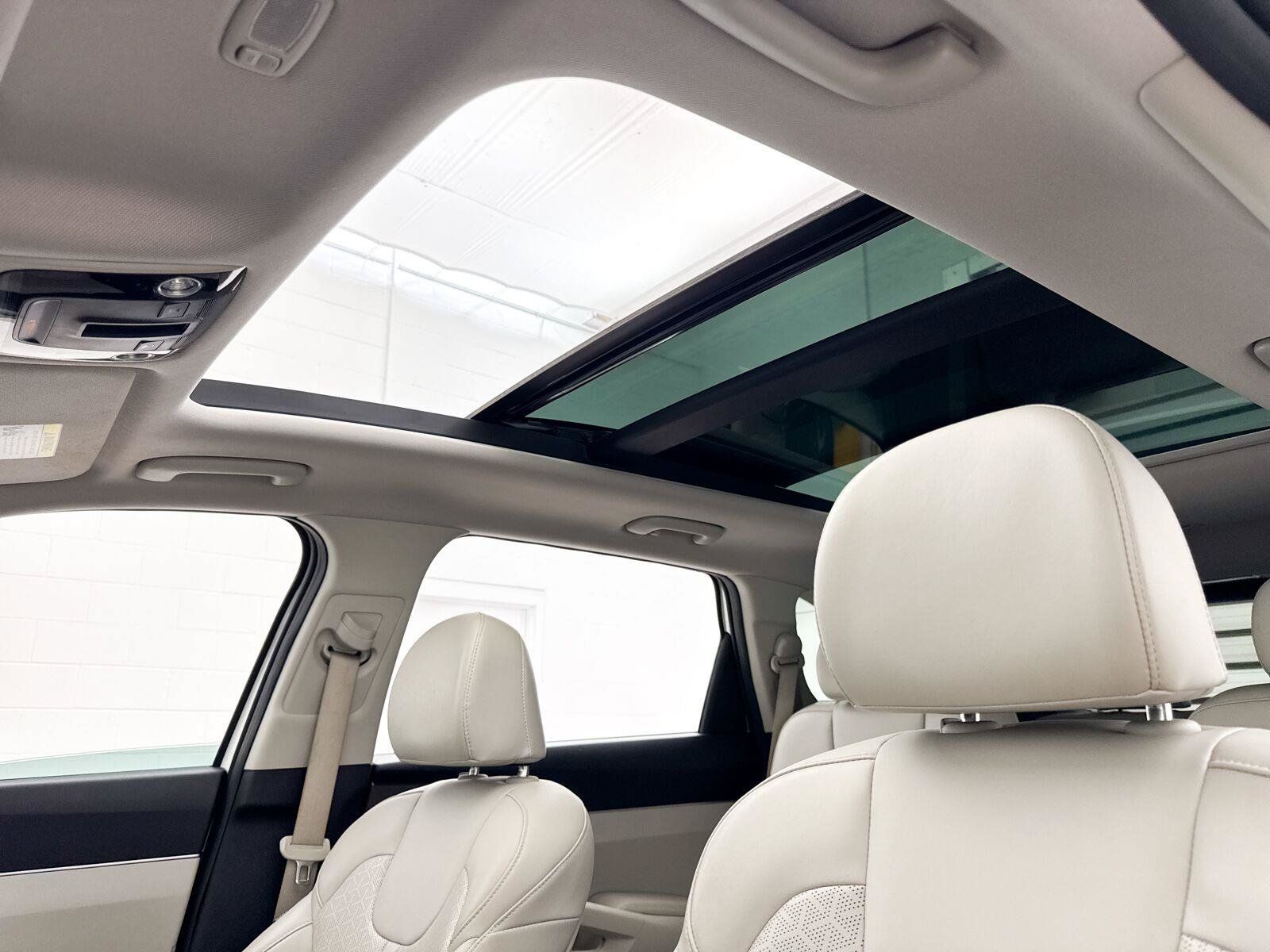 Used 2023 Kia Sorento EX w/ Panoramic Sunroof Package FWD image 3